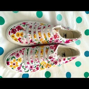 Rocket Dog casual slip on shoes with elastic laces.